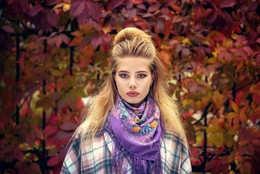 Осень под ногами на подошве / модель Ксюша Кошкарёва
причёска Галина Князева