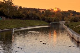 Солнечные блики на воде / Осенним тёплым вечером на заходе солнца