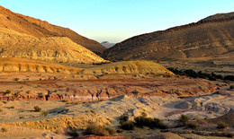 Цветные пески / Цветные пески находятся на юге Израиля,в пустыне Негеве Песок, обогащенный железом окрасил песок в желтый и оранжевый цвет. Марганец окрасил песок в розовые и фиолетовые тона, медь добавила зелёного.