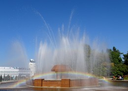 Радужное коромысло... / Семь прозрачных арок, как ворота
В царство неба, солнца, чистоты.
Семь тропинок сквозь леса печали
К свету первозданной доброты.
/Анна Васильева/