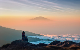 ожидая солнце / Гора Меру. Вид с Килиманджаро.