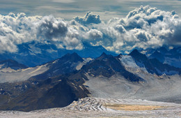 С четырех тысяч метров / Вид со склона Эльбруса, с высоты 4 тысячи метров на перевал Эхо войны