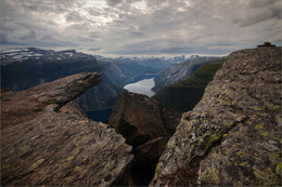 Во власти гор / Норвегия, гора Троллтунга
&quot;Язык Тролля&quot; образовался, когда кусок скальной породы откололся от массива горы Скьеггедаль, но из-за сравнительно небольшого веса не упал вниз, а завис на высоте 350 метров над рекой.
Кроме основного языка есть еще несколько маленьких языков. Но они не менее фотогеничные.