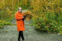 Осень. Обсыпается весь наш бедный сад / Осень. Обсыпается весь наш бедный сад,
Листья пожелтевшие по ветру летят;
Лишь вдали красуются, там, на дне долин,
Кисти ярко – красные вянущих рябин.