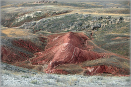 Красные горы / Богдинско-Баскунчакский заповедник.
По преданию, в каспийские степи Святую гору принесли калмыки-пилигримы (паломники) из далеких отрогов Тянь-Шаня. После долгих постов и молитв, калмыки взвалили ее себе на плечи и понесли по нескончаемым знойным степям, но один из них упал под тяжестью ноши в ту минуту, когда в его голове мелькнула греховная мысль. Гора придавила его и оросилась кровью, отчего одна её сторона красна до сих пор...:))