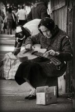 Бабушка, которая... / В Гомеле недалеко от центрального рынка иногда играет одна одинокая бабушка. Когда она играет, она никогда ни на кого не смотрит. Ее вообще, кажется, не интересует, нравится ли кому-нибудь ее музыка. Она просто играет... для людей... лампочкой...