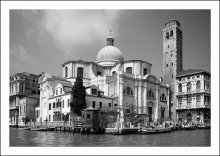 Чорнобелая Венеция / Костел спускается к воде. Когда бывают приливы, вода подходит почти под самые двери