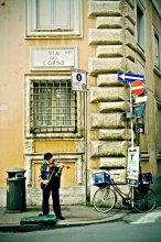 let me entertain you! / A street musician on Via del Corso in Rome.