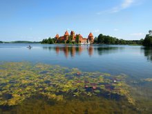 У стен древнего замка. / В Тракайском замке тишина,
Вода у берегов прозрачна.
Здесь каждый насладится уж сполна,
Красотой природы мрачной.
/имхо/