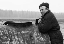 СЕЛЬСКИЙ РАБОЧИЙ / Работает на ферме.