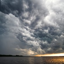 Рождение Грозы / Вчера в Беларуси было красиво!.. Снято на Вилейском водохранилище. На кадр было около минуты и было очень темно, потом пошёл сильный ливень и началсь сильнейшая гроза. 
P.S. В 30 км до этого, остановившись в лесу, увидели лежащие куски льда, оказалось прошел град. Градины были до 4,5см(!) диаметром... В 20 км после этого в одном из поселений видели кучу поломанных деревьев. Про то, какие сверкали молнии и говорить не приходится... 
В последнее время везет на подобные вещи... :)