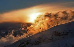 Прогулка в облаках на высоте 4800м / Отважные альпинисты идут на вершину Эльбруса на рассвете. 4800м
