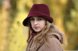 Портрет в бордовой шляпке / Осенью в центре города