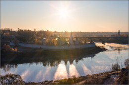 Осеннего солнца лучи / Россия. Тверская обл. Старица. 
Река Волга. На берегу Старицкий Успенский мужской монастырь. 

октябрь 2017