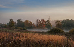 Прячась за туманом / утро, туман, осень, Гребневская Никольская зимняя церковь