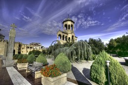 Солнечный Тбилиси / Территрия главного храмового комплекса Святой Троицы в Тбилиси