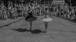 Черно-белый танец / Две балерины танцующие на открытой площадке в центральном парке Йошкар-Олы