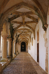 В монастыре / Галерея клуатра в монастыре Конвенту-де-Кристу, Томар, Португалия.