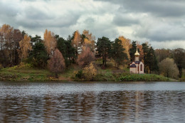 На осеннем берегу / Сухановский пруд, церковь Сергия Радонежского (Подмосковье).