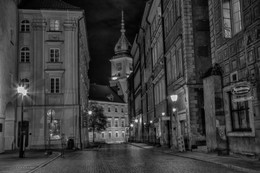 Город спит / мальчик-призрак на улице старого города в Варшаве
