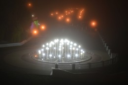 Город спит / Ночной осенний туман над набережной Сожа в Гомеле.