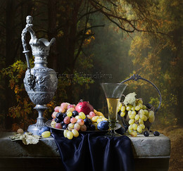 Глоток осени... / Натюрморт с вином и фруктами