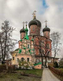 Церковь Иоанна Лествичника на фоне Собор Иконы Божией Матери Донская в Донском монастыре. / ***