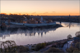 Старица / Россия. Тверская обл. Старица. 
Река Волга. На берегу Старицкий Успенский мужской монастырь. 

октябрь 2017