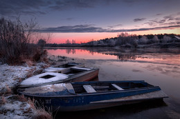 Спящие лодки / Морозный рассвет на Дубне. Лодки скованные первым льдом.