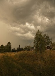 К вечеру мы добрались до деревни... / Вечером, перед дождем ...