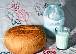 Утренний натюрморт / Молоко, домашний хлеб