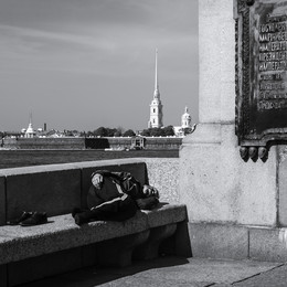 &nbsp; / Санкт-Петербург. Троицкий мост. На гранитной скамейке возле моста заснул бродяга.