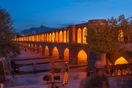 Мост Си-о-Се Поль. / Один из одиннадцати мостов Исфахана, переброшенных через реку Зайенде-Руд. Был построен в 1602 году и связал город Исфахан с армянским районом Нор-Джуга. 
 Высота 13,8 м
 Дата постройки 1599 г.

Википедия.