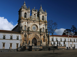 Санта-Мария де Алкобаса / Цистерианский монастырь Санта-Мария де Алкобаса в португальском городе Алкобаса, основанный первым португальским королём Афонсу Энрикешем в 1153 году и в течение двух столетий служивший королевской усыпальницей.