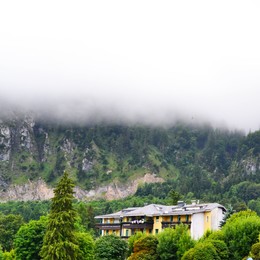 Жизнь в облаках / Низкая облачность в австрийских альпах . Утро. Городок под Зальцбургом
