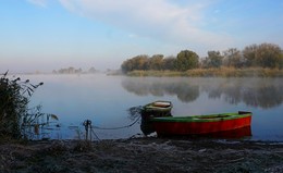 утро / лодки на речке с туманом