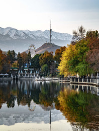Осень в Алматы / Осень в Центральном парке культуры и отдыха в Алматы. Вид на вышку Коктобе.