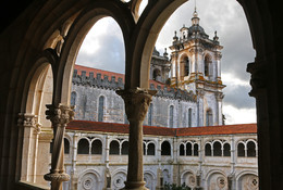 В монастыре Алкобаса / С верхней галереи клуатра. Монастырь Алкобаса, Португалия.