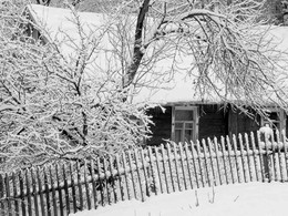 Окна долгой зимы / Старый домик после снегопада...