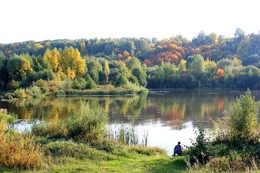 Осенью на рыбалке / Фотография снята в затоне реки Волги.