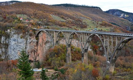 Осень в Черногории / Вид на мост Джурджевича в северной части Черногории. Это бетонный арочный мост через реку Тара. 5-арочный мост имеет длину 365 метров.
