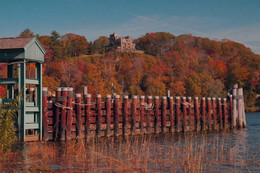 Замок Бритвенного Короля / Бывшее поместье Жилетта, ныне национальный парк, с берега реки Коннектикут вблизи паромной переправы. Штат Коннектикут, США