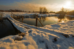 В лучах вечернего солнца / Мостик через речку Нерехта, в месте, где она впадает в Клязьму.