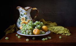 Зеленый виноград и три желтые сливы / Натюрморт с фруктами и кувшином