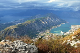 Черногорская осень / Панорама Боко-Которского залива и города Котор в Черногории, ноябрь 2017