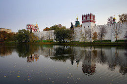 Стена Новодевичьего монастыря / Осенью...