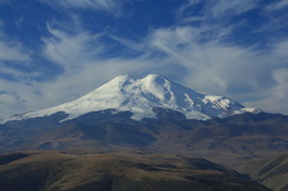 Гордость Кавказа. / Самая высокая гора,как в России так и в Европе.Фото было сделано в КБ за 30 км от Эльбруса на высоте 3200 над уровнем моря.Высота самого Эльбруса 5642 метра.