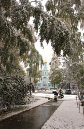 Пейзаж с Храмом. / Выпал первый снег, а листья ещё не облетели. В 2016 году зима наступила сразу без традиционных предвестников.