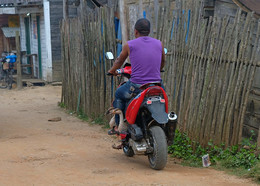 &quot;Гуси-которые любят кататься на мотике....&quot; / жизнь в Малагасийской деревне
