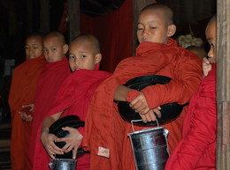Утро в монастыре / Мьянма